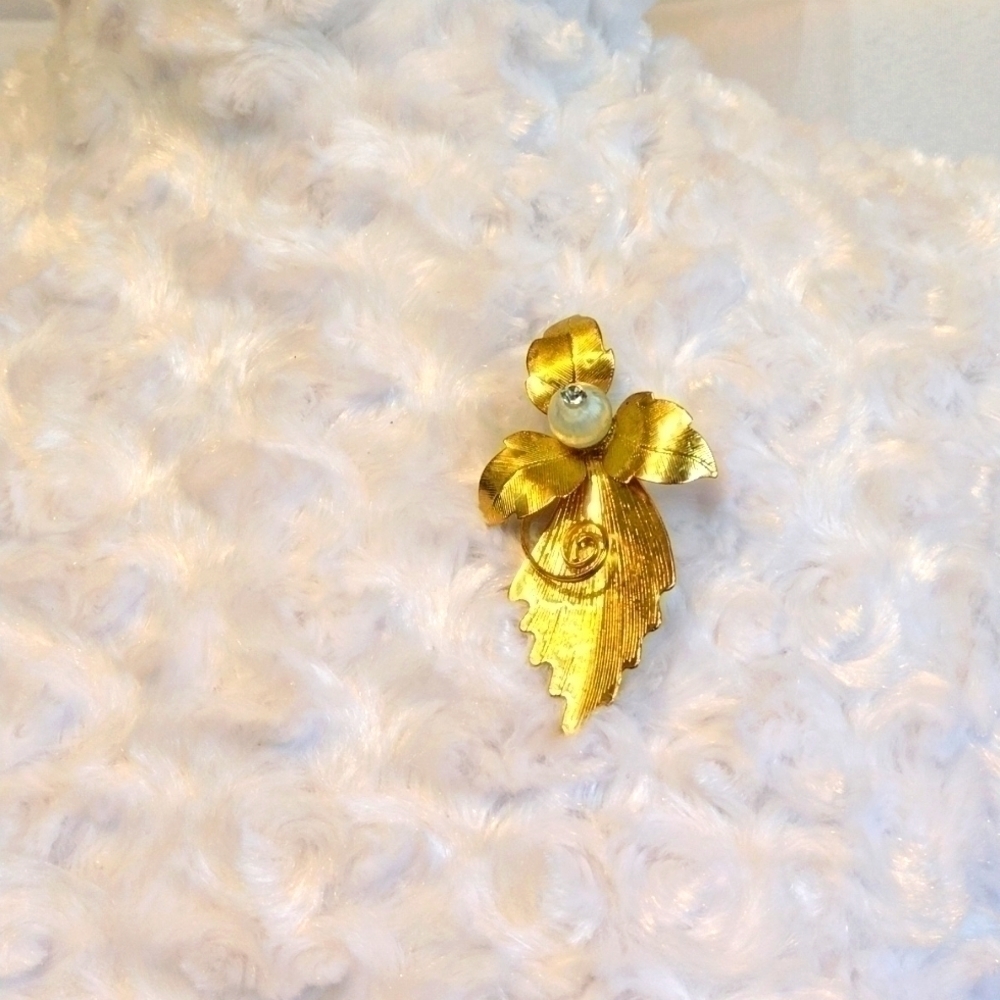 𝅺VINTAGE angel brooch gold tone with blue bead